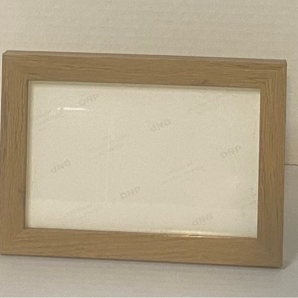 Picture frame 4 x 6 in a light wood - Picture 1 of 3